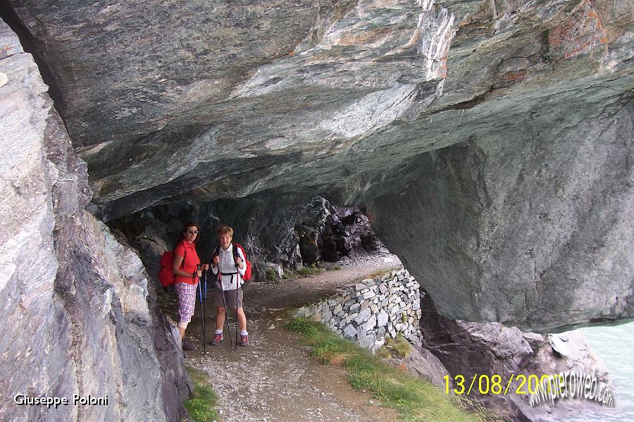 14 Grande roccia a sbalzo, sul sentiero verso la Val Poschiavo  .JPG